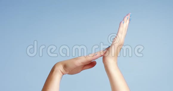 女人双手在浅蓝色上被隔离视频的预览图