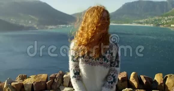 女人站在海边双臂张开视频的预览图