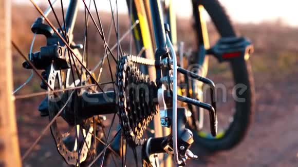 关闭自行车的部件日落时骑自行车视频的预览图