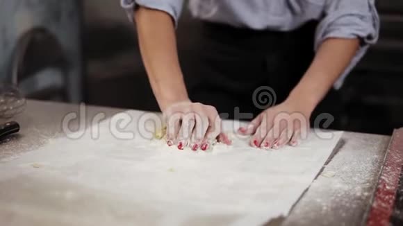 年轻女子在现代厨房揉面团自制面包房准备派饼干或蛋糕的女性糖果师视频的预览图