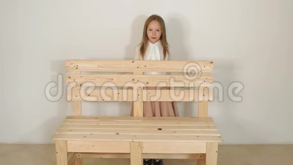 画室生态长凳旁的小女孩画像白底视频的预览图