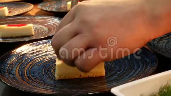厨师布置甜点加冰蛋糕视频的预览图