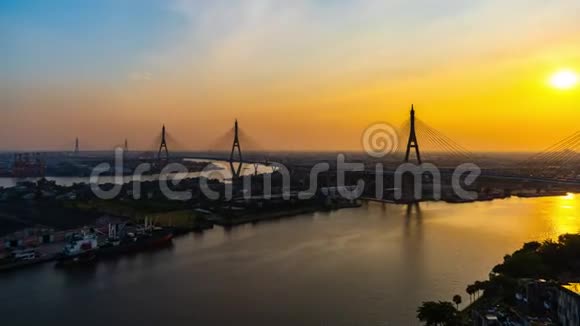 泰国曼谷ChaoPhraya河上的Bhumibol悬索桥日夜中断视频的预览图