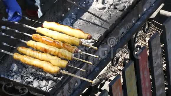 面团里的香肠是用烤串快餐街头食品烤的视频的预览图