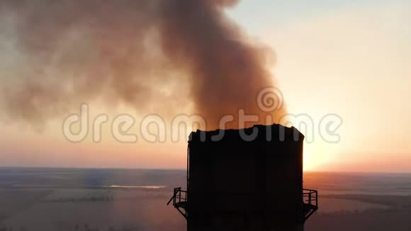 带烟管道工业生产厂房浓烟来自工业管道吸烟烟囱视频的预览图