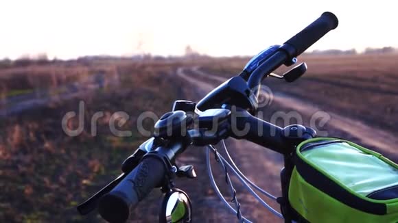 关闭自行车的部件自行车车把日落时骑自行车视频的预览图