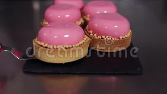 牛排正面镜头的现代欧洲粉红色釉甜点在切道烹饪面包店糕点的概念视频的预览图