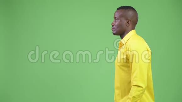 年轻的非洲商人穿着黄色衬衫思考的侧写视频的预览图