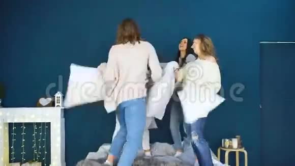 四个漂亮女孩互相打枕头女朋友在卧室里玩得开心视频的预览图