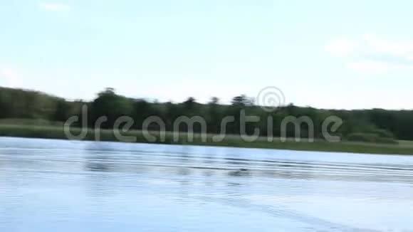 无线电控制玩具船疯狂地在水面上超速行驶夏日美丽自然景观爱好概念视频的预览图