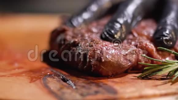手交黑手套切肉排刀合拢视频的预览图