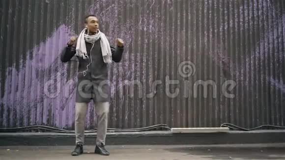 美国黑人男子在秋天的街道上跳舞视频的预览图