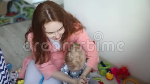 妈妈和宝宝一起玩视频的预览图