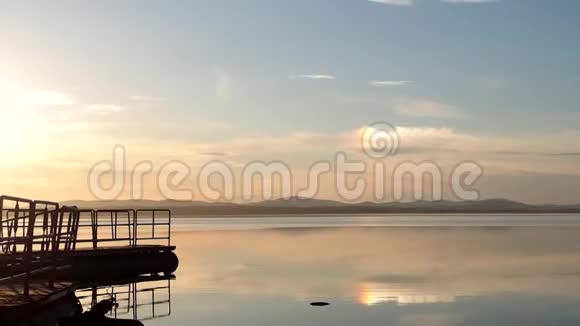 全景拍摄于美丽的日落在孤独的湖上视频的预览图