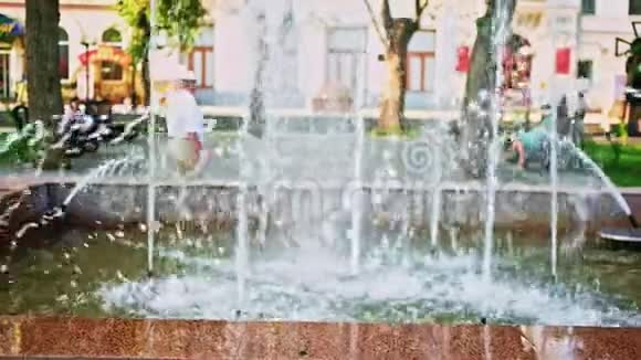公园喷泉动作缓慢无法辨认的老年人走在后台视频的预览图