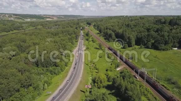 高速公路有汽车铁路有火车视频的预览图