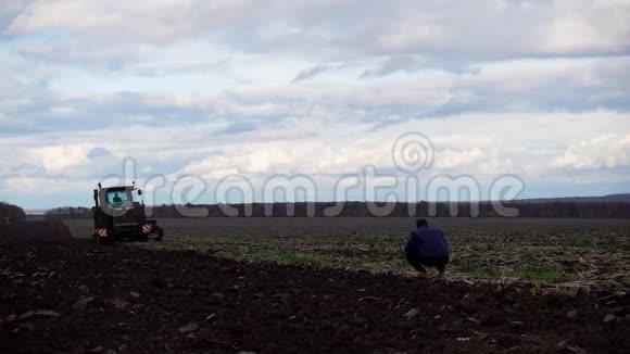 一个人控制着他田地的耕作视频的预览图