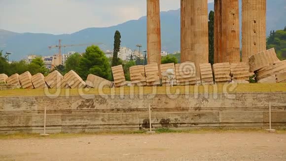 古代奥林匹亚宙斯庙角的遗迹现代雅典的背景视频的预览图