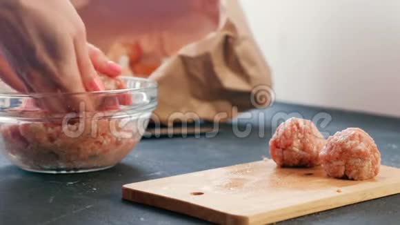 一个女人的手用米饭做成肉丸放在木板上视频的预览图
