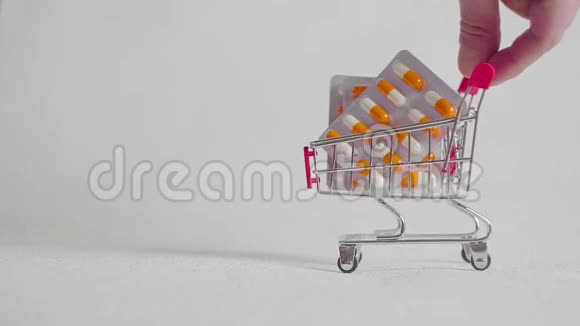 药品药丸药物或药片装在白色背景的购物车里用于医疗保健和医疗视频的预览图