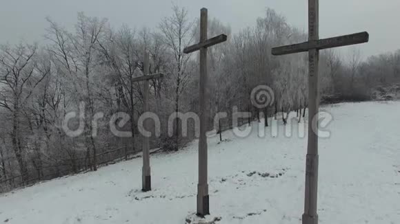 冬天在山上有三个十字路口鸟瞰视频的预览图