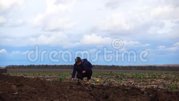 一个人控制着他田地的耕作视频的预览图