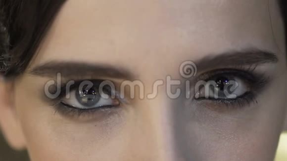 年轻女子的眼睛特写化妆模型视频的预览图