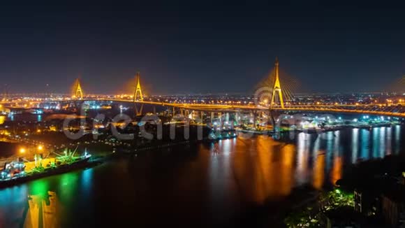 泰国曼谷ChaoPhraya河上的Bhumibol悬索桥夜以继日视频的预览图