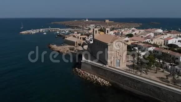 鸟瞰塔巴卡岛的城市景观教堂和港口西班牙视频的预览图
