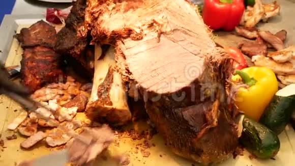 西冷牛肉烤肉餐厅传统烹饪视频的预览图