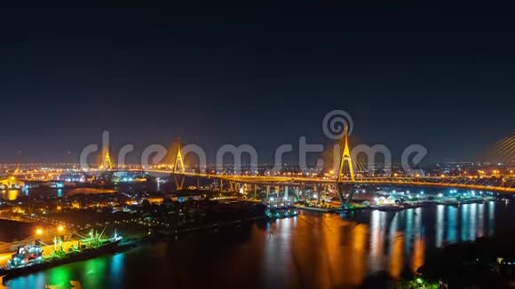 泰国曼谷ChaoPhraya河上的Bhumibol悬索桥夜以继日视频的预览图