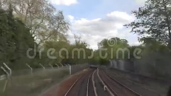 火车通过铁路行驶视频的预览图