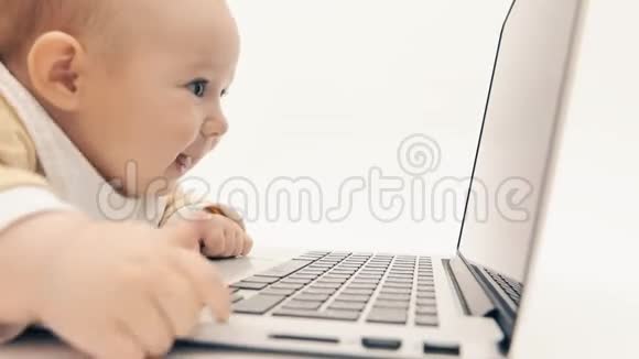 有趣的宝宝在笔记本电脑上看视频视频的预览图