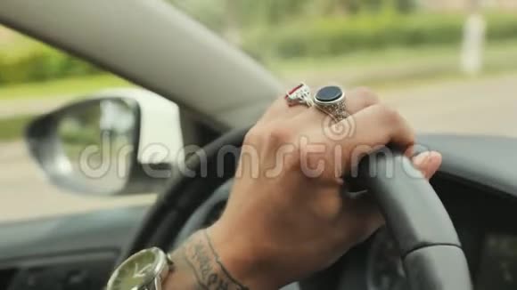 手上有戒指的人开车手特写视频的预览图