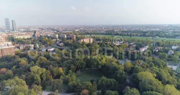 在阳光明媚的4k天气鸟瞰湖泊和城市视频的预览图