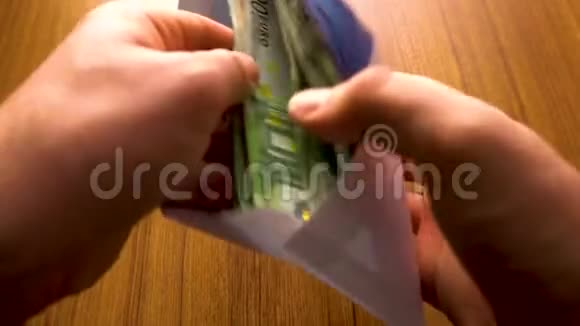 手在数欧元钞票数钱收入欧元钞票放在桌子上系统损坏商业和金融概念欧元视频的预览图