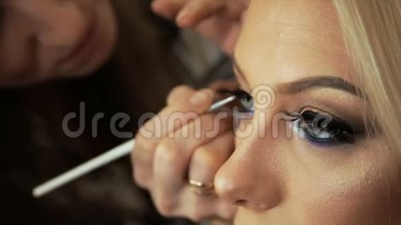 美容院化妆师画箭眼线金发眼线铅笔视频的预览图
