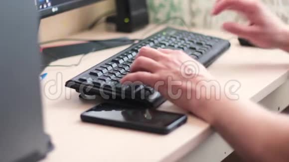 手把手在电脑键盘上做特写视频的预览图