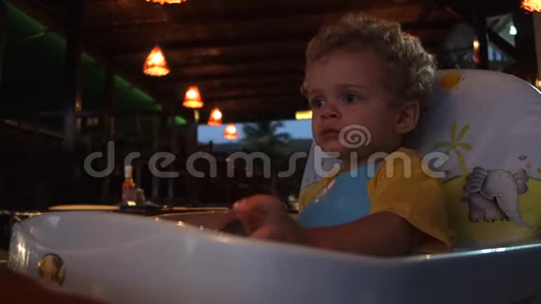 一个孩子在餐馆焦急地等待他的晚餐视频的预览图