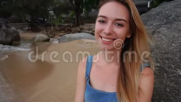 慢动作生活博客女孩在海边拍摄视频视频的预览图