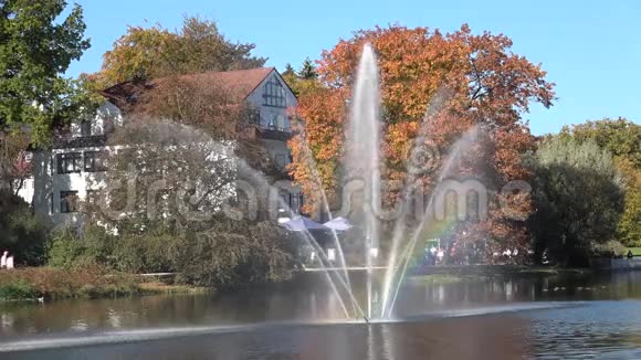 阳光明媚的一天公园里的喷泉彩虹视频的预览图