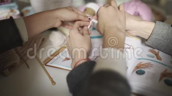 两姐妹一起学着用编织图案编织编织手视频的预览图