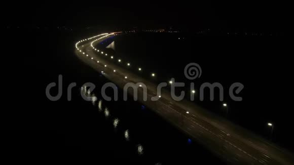 一座美丽的大桥的空中拍摄灯光明亮交通畅通4k视频的预览图
