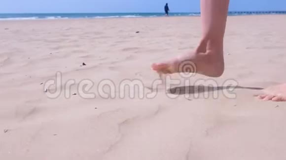 女人光着脚在沙滩上散步在海边度假脚在沙滩上视频的预览图