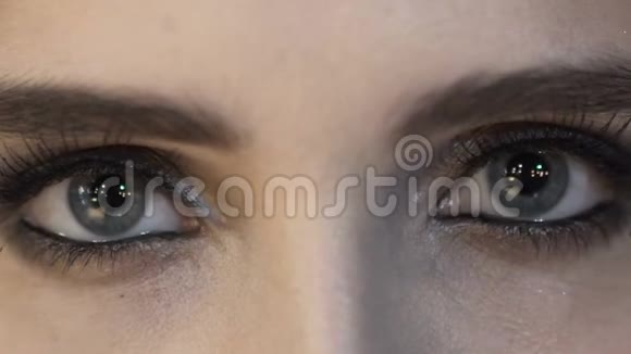 年轻女子的眼睛特写化妆模型视频的预览图