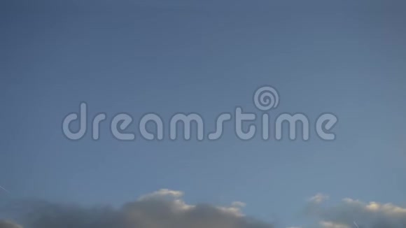 蓝天和飞机尾迹与飞鸟视频的预览图