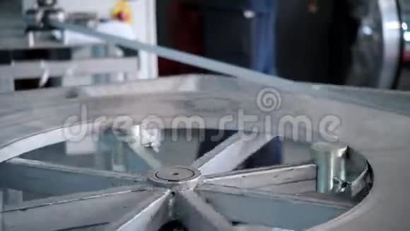 钢板在一台特殊的机器上卷成一卷冷轧钢板卷包装辊视频的预览图