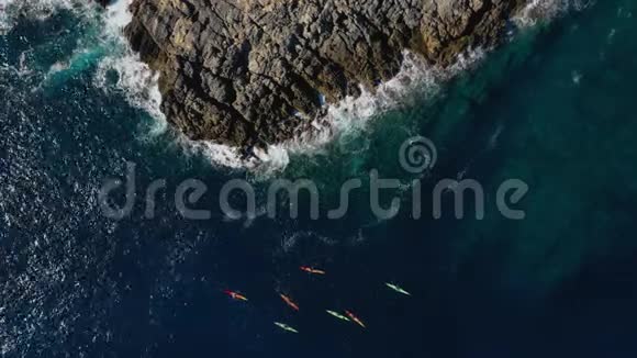 一群运动员在伊比萨岛东部海角的皮艇里游泳Balear群岛的空中景观视频的预览图