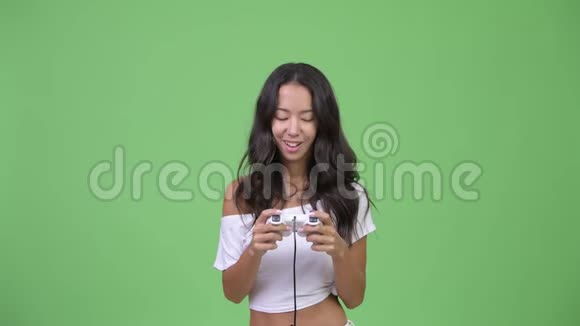 年轻快乐美丽的多民族女人玩游戏视频的预览图