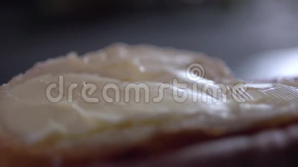 慢慢地用一把刀在面包上撒黄油视频的预览图
